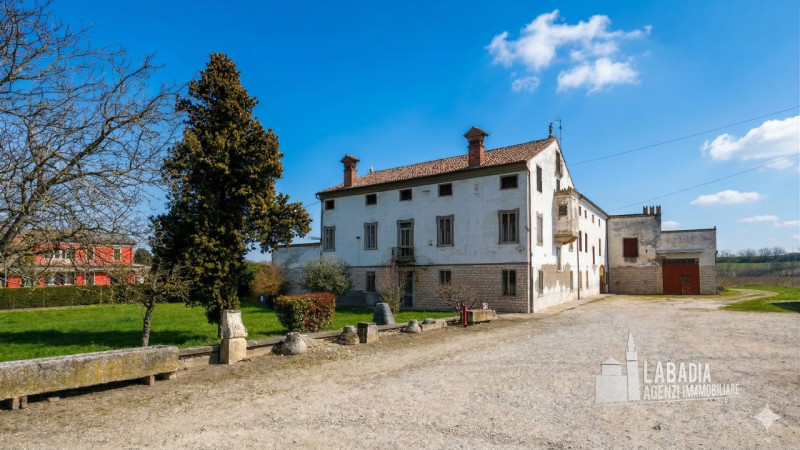 Scopri questa straordinaria villa d'epoca situata nel centro di Masi, a pochi passi dall'argine d...