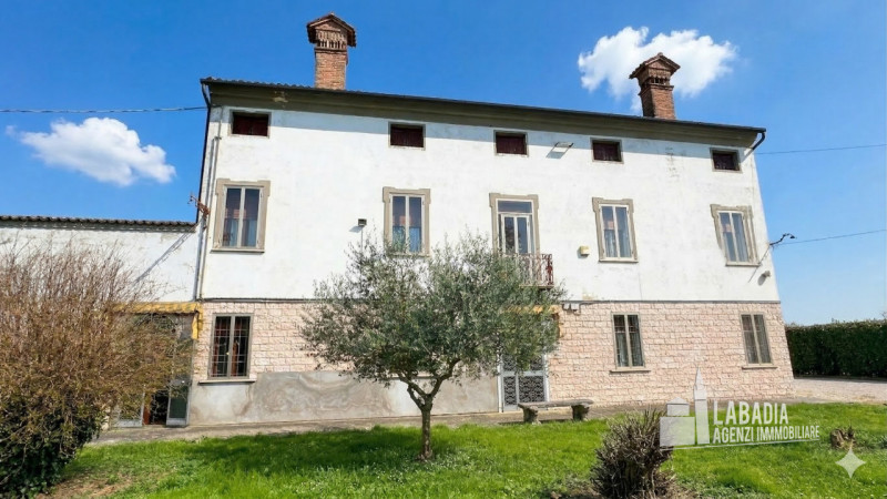 Scopri questa straordinaria villa d'epoca situata nel centro di Masi, a pochi passi dall'argine d...