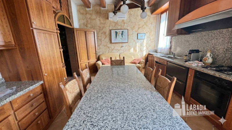 Scopri questa straordinaria villa d'epoca situata nel centro di Masi, a pochi passi dall'argine d...