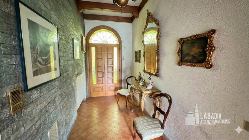 Scopri questa straordinaria villa d'epoca situata nel centro di Masi, a pochi passi dall'argine d...