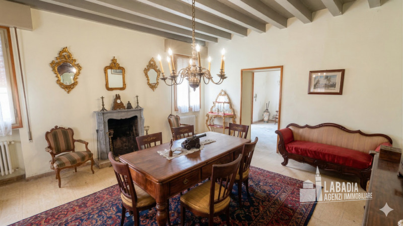 Scopri questa straordinaria villa d'epoca situata nel centro di Masi, a pochi passi dall'argine d...