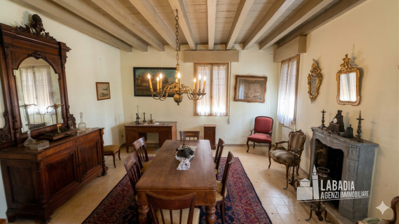 Scopri questa straordinaria villa d'epoca situata nel centro di Masi, a pochi passi dall'argine d...