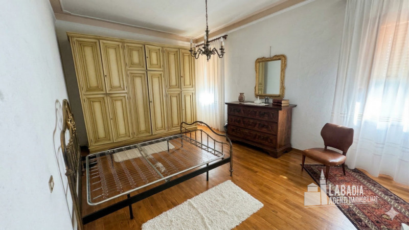 Scopri questa straordinaria villa d'epoca situata nel centro di Masi, a pochi passi dall'argine d...