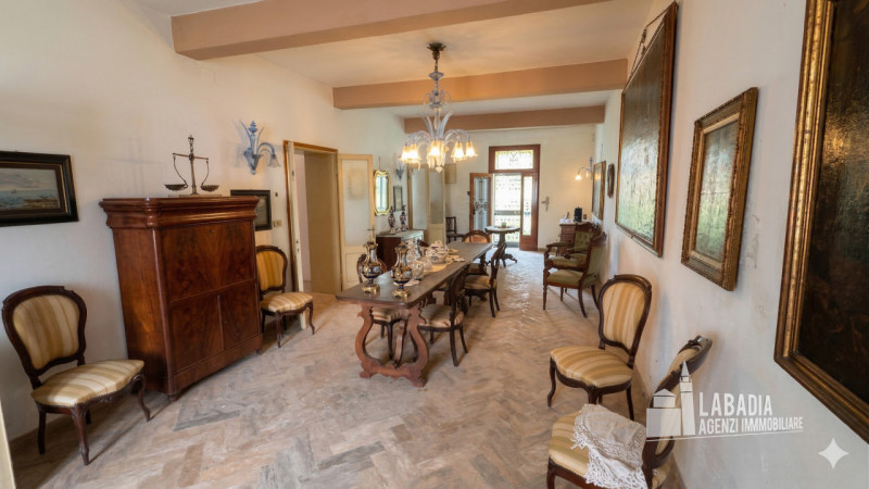 Scopri questa straordinaria villa d'epoca situata nel centro di Masi, a pochi passi dall'argine d...