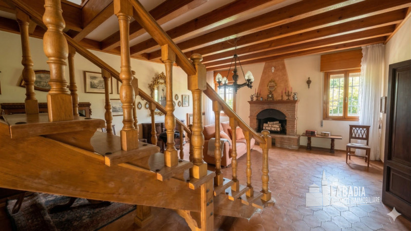 Scopri questa straordinaria villa d'epoca situata nel centro di Masi, a pochi passi dall'argine d...