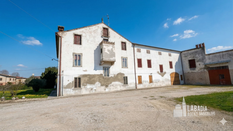 Scopri questa straordinaria villa d'epoca situata nel centro di Masi, a pochi passi dall'argine d...