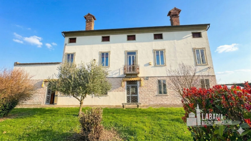 Scopri questa straordinaria villa d'epoca situata nel centro di Masi, a pochi passi dall'argine d...