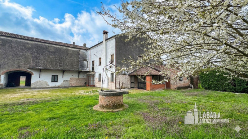 Scopri questa straordinaria villa d'epoca situata nel centro di Masi, a pochi passi dall'argine d...