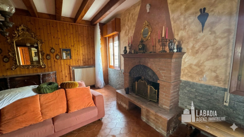 Scopri questa straordinaria villa d'epoca situata nel centro di Masi, a pochi passi dall'argine d...