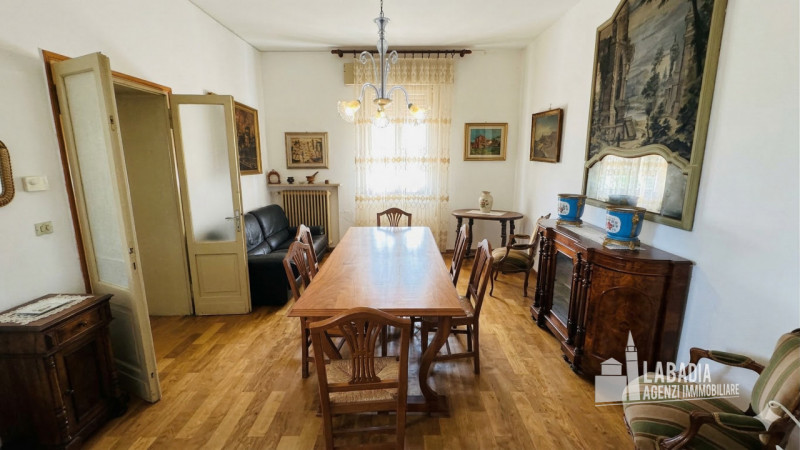 Scopri questa straordinaria villa d'epoca situata nel centro di Masi, a pochi passi dall'argine d...