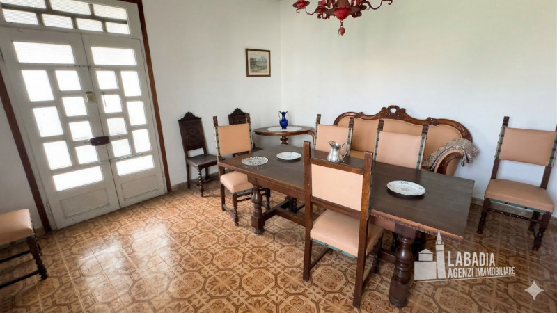 Scopri questa straordinaria villa d'epoca situata nel centro di Masi, a pochi passi dall'argine d...