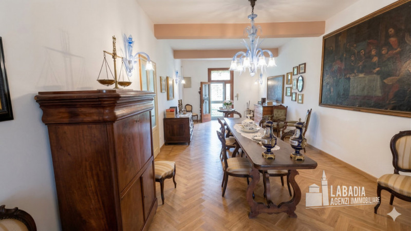 Scopri questa straordinaria villa d'epoca situata nel centro di Masi, a pochi passi dall'argine d...