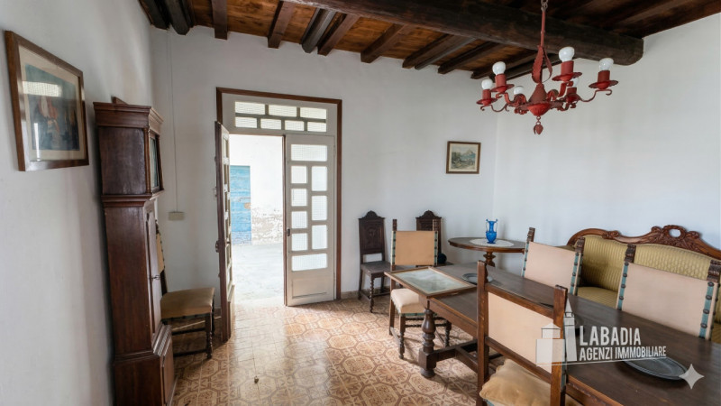 Scopri questa straordinaria villa d'epoca situata nel centro di Masi, a pochi passi dall'argine d...