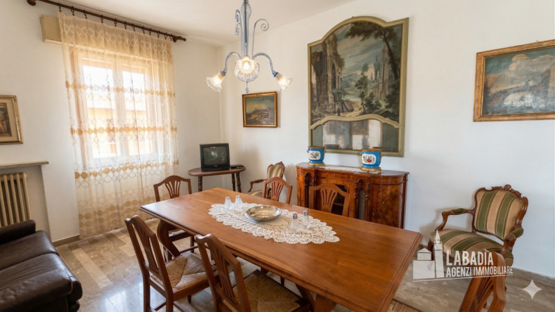 Scopri questa straordinaria villa d'epoca situata nel centro di Masi, a pochi passi dall'argine d...