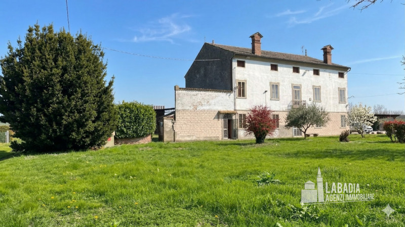 Scopri questa straordinaria villa d'epoca situata nel centro di Masi, a pochi passi dall'argine d...