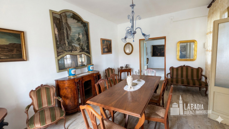 Scopri questa straordinaria villa d'epoca situata nel centro di Masi, a pochi passi dall'argine d...