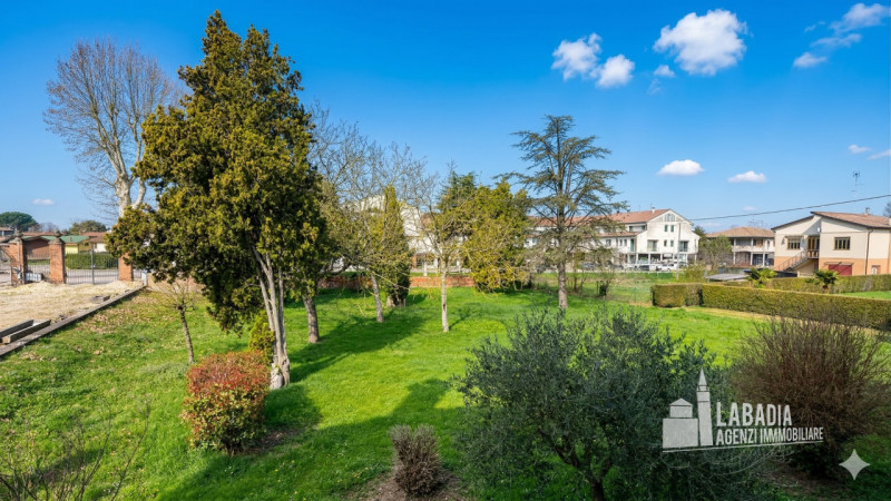 Scopri questa straordinaria villa d'epoca situata nel centro di Masi, a pochi passi dall'argine d...