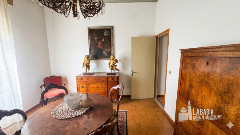 Scopri questa straordinaria villa d'epoca situata nel centro di Masi, a pochi passi dall'argine d...