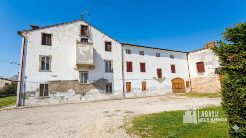 Scopri questa straordinaria villa d'epoca situata nel centro di Masi, a pochi passi dall'argine d...