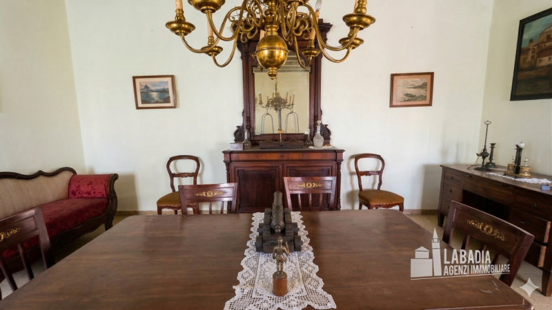 Scopri questa straordinaria villa d'epoca situata nel centro di Masi, a pochi passi dall'argine d...