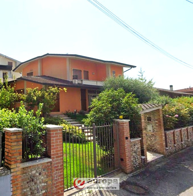 A CAVAZZALE (VI), laterale di viale Europa (per riservatezza l'indirizzo è indicativo), si propon...