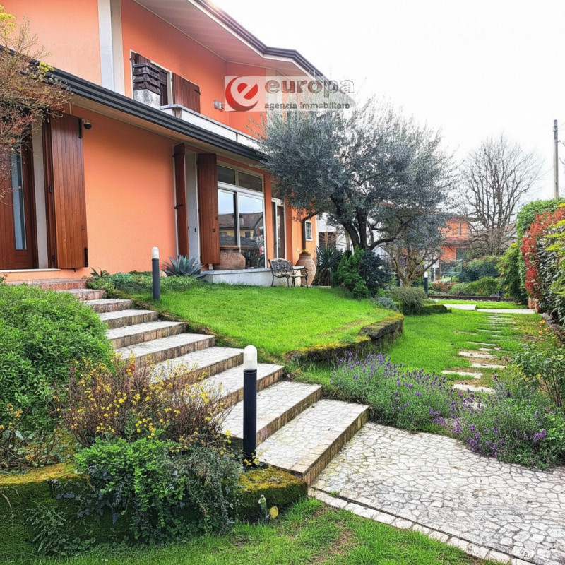 A CAVAZZALE (VI), laterale di viale Europa (per riservatezza l'indirizzo è indicativo), si propon...