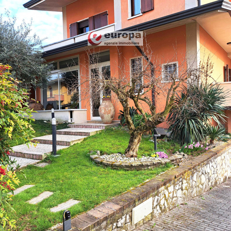 A CAVAZZALE (VI), laterale di viale Europa (per riservatezza l'indirizzo è indicativo), si propon...