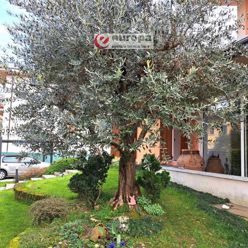 A CAVAZZALE (VI), si propone questa luminosa VILLA singola unifamiliare, dotata di vari comforts ...