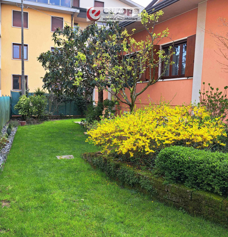 A CAVAZZALE (VI), si propone questa luminosa VILLA singola unifamiliare, dotata di vari comforts ...