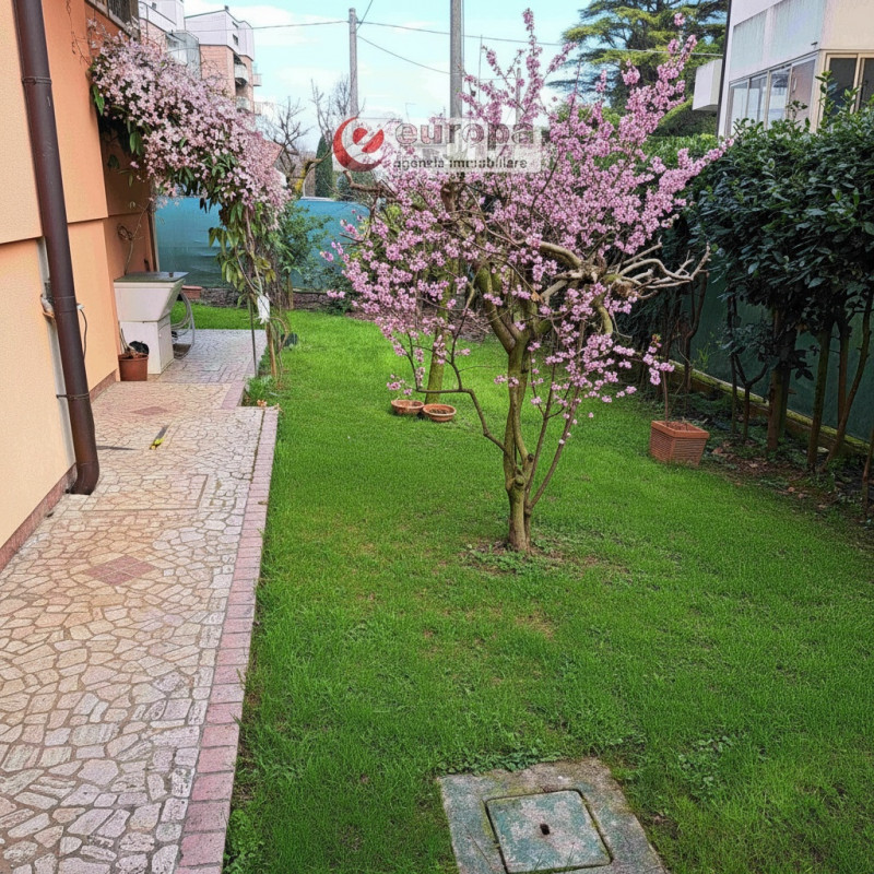 A CAVAZZALE (VI), laterale di viale Europa (per riservatezza l'indirizzo è indicativo), si propon...