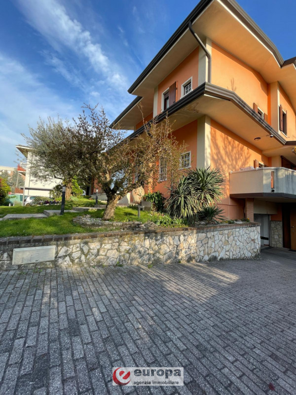 A CAVAZZALE (VI), si propone questa luminosa VILLA singola unifamiliare, dotata di vari comforts ...