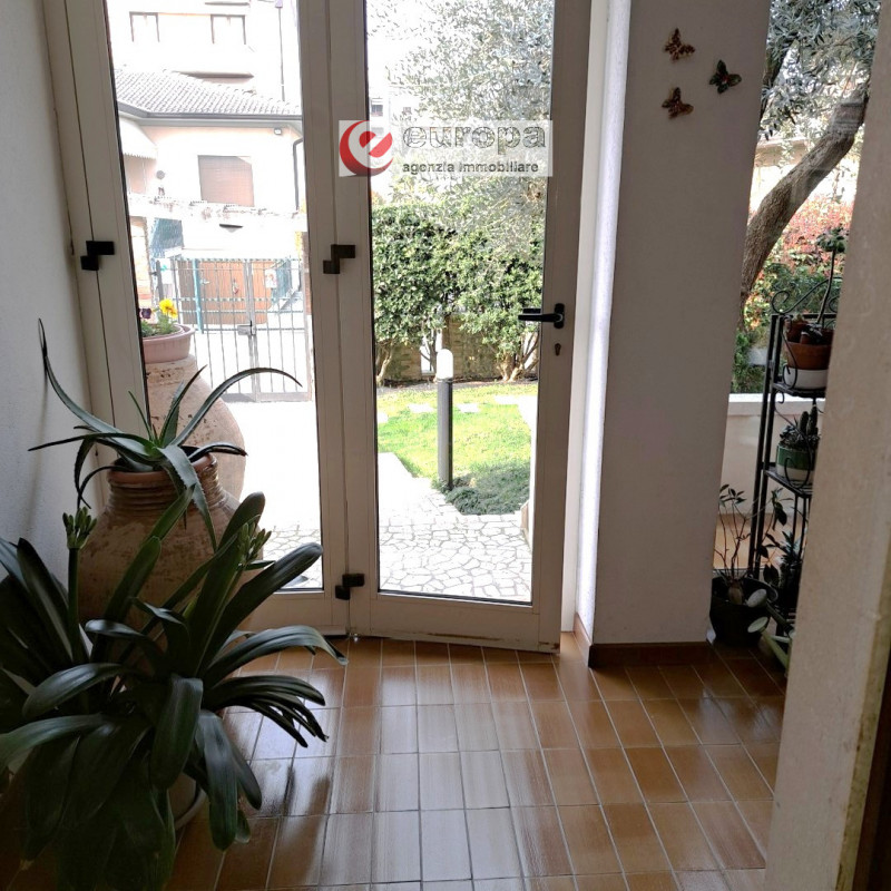 A CAVAZZALE (VI), laterale di viale Europa (per riservatezza l'indirizzo è indicativo), si propon...