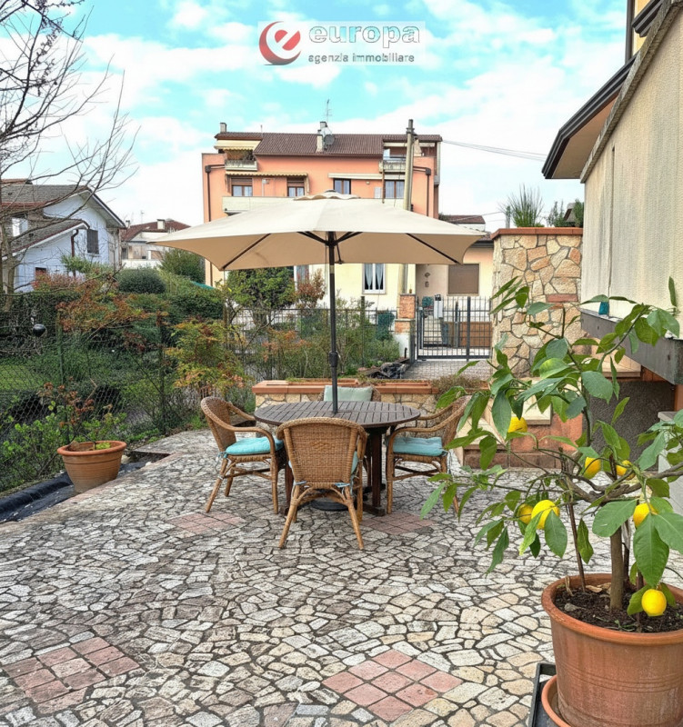 A CAVAZZALE (VI), si propone questa luminosa VILLA singola unifamiliare, dotata di vari comforts ...