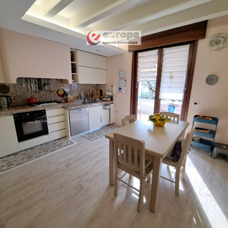 A CAVAZZALE (VI), laterale di viale Europa (per riservatezza l'indirizzo è indicativo), si propon...