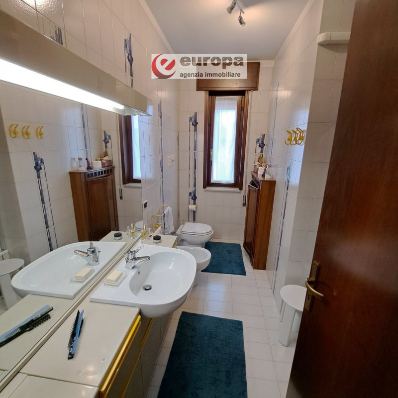 A CAVAZZALE (VI), laterale di viale Europa (per riservatezza l'indirizzo è indicativo), si propon...