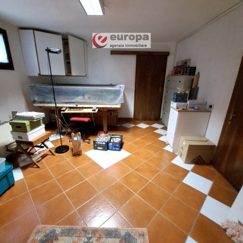 A CAVAZZALE (VI), laterale di viale Europa (per riservatezza l'indirizzo è indicativo), si propon...