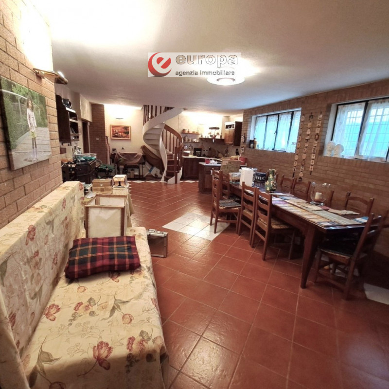 A CAVAZZALE (VI), laterale di viale Europa (per riservatezza l'indirizzo è indicativo), si propon...