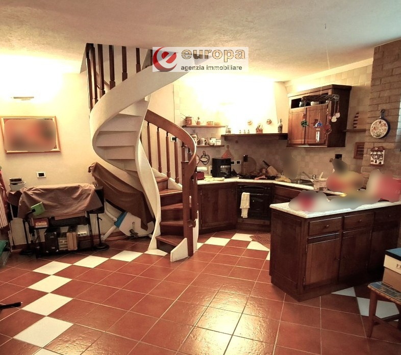 A CAVAZZALE (VI), laterale di viale Europa (per riservatezza l'indirizzo è indicativo), si propon...