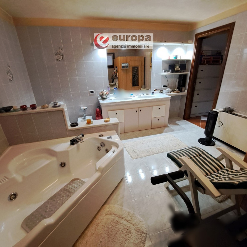 A CAVAZZALE (VI), laterale di viale Europa (per riservatezza l'indirizzo è indicativo), si propon...