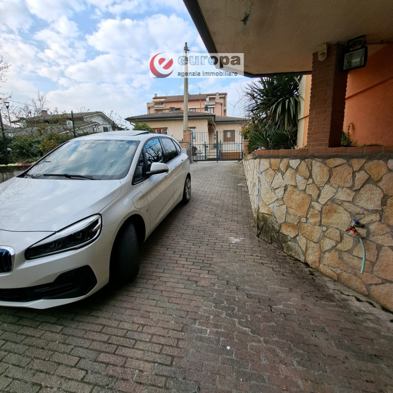 A CAVAZZALE (VI), laterale di viale Europa (per riservatezza l'indirizzo è indicativo), si propon...