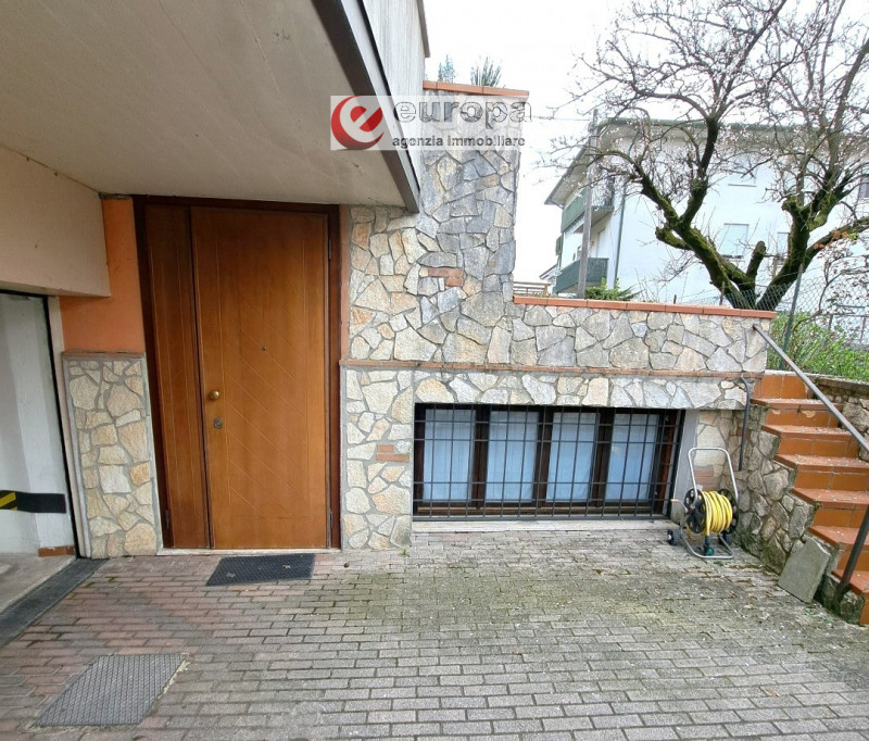 A CAVAZZALE (VI), laterale di viale Europa (per riservatezza l'indirizzo è indicativo), si propon...