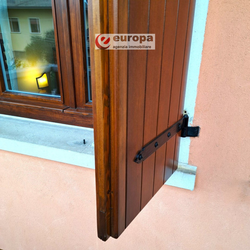 A CAVAZZALE (VI), laterale di viale Europa (per riservatezza l'indirizzo è indicativo), si propon...