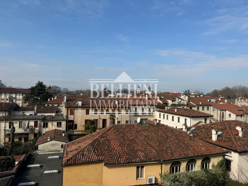 SANTA LUCIA - Proponiamo in vendita nel cuore della ricercata zona Santa Lucia, a pochi passi dal...