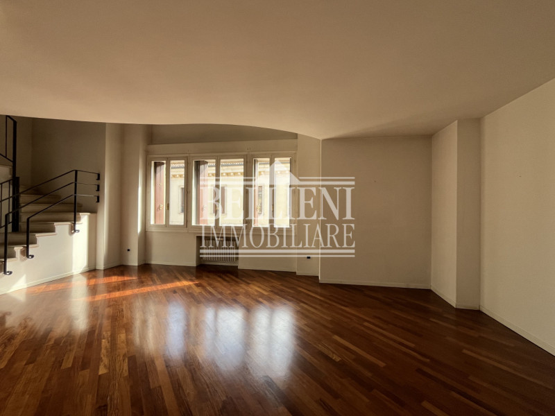 SANTA LUCIA - Proponiamo in vendita nel cuore della ricercata zona Santa Lucia, a pochi passi dal...