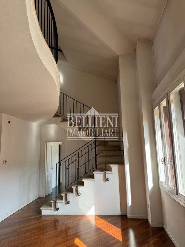 SANTA LUCIA - Proponiamo in vendita nel cuore della ricercata zona Santa Lucia, a pochi passi dal...