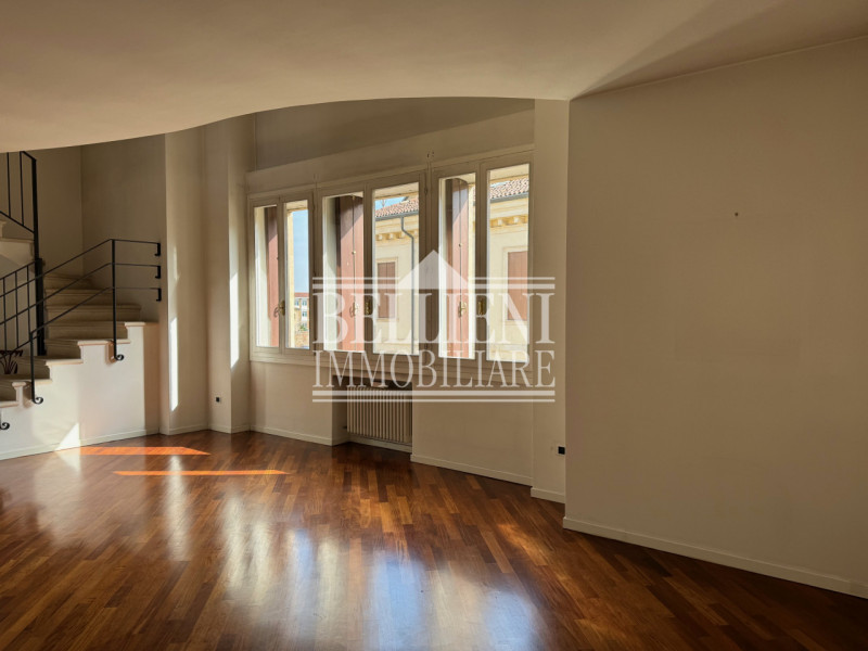 SANTA LUCIA - Proponiamo in vendita nel cuore della ricercata zona Santa Lucia, a pochi passi dal...