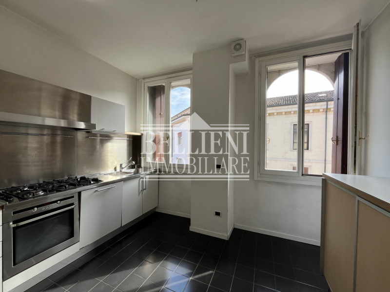 SANTA LUCIA - Proponiamo in vendita nel cuore della ricercata zona Santa Lucia, a pochi passi dal...