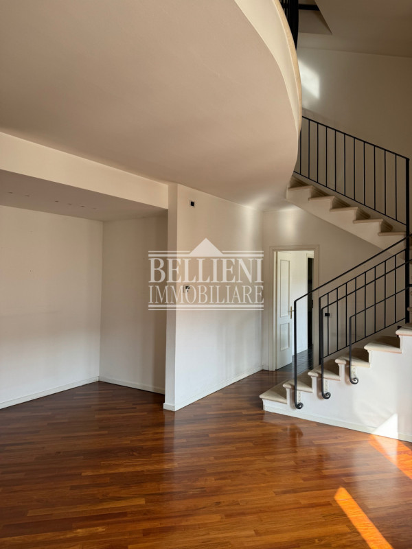 SANTA LUCIA - Proponiamo in vendita nel cuore della ricercata zona Santa Lucia, a pochi passi dal...