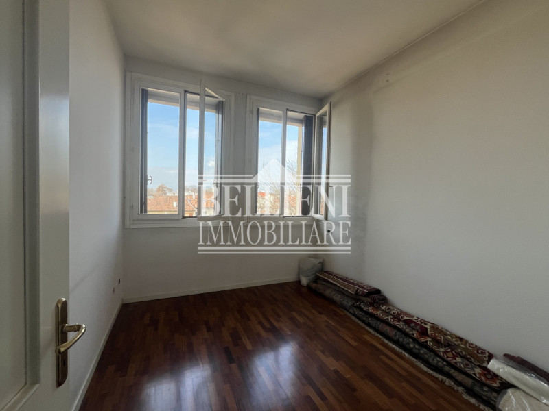 SANTA LUCIA - Proponiamo in vendita nel cuore della ricercata zona Santa Lucia, a pochi passi dal...