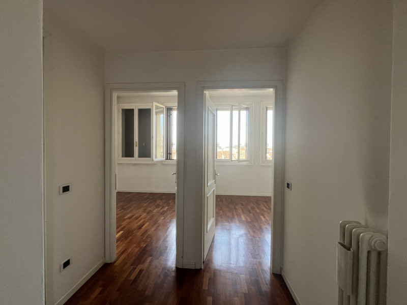 SANTA LUCIA - Proponiamo in vendita nel cuore della ricercata zona Santa Lucia, a pochi passi dal...